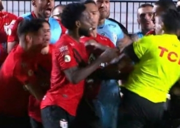 Jogadores do Atlético partem para cima do árbitro no fim da partida com o Bahia