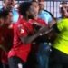 Jogadores do Atlético partem para cima do árbitro no fim da partida com o Bahia
