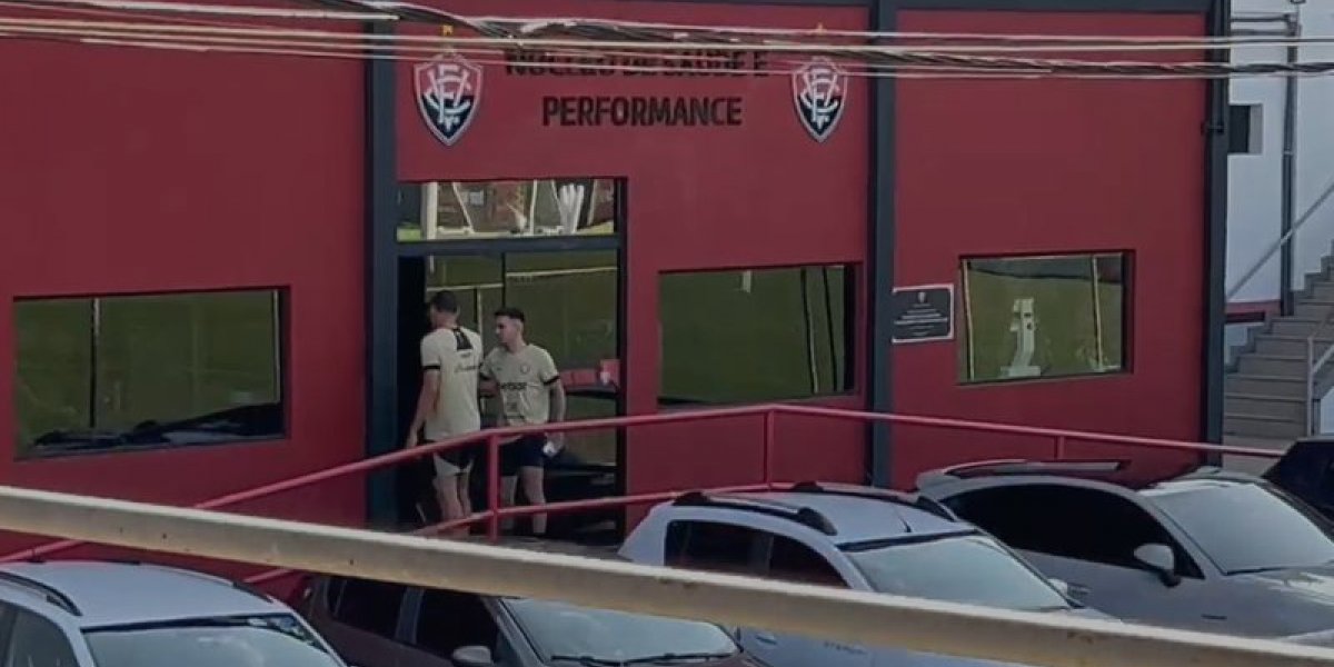 Reforço do Vitória já treina no Barradão; atacante aguarda regularização