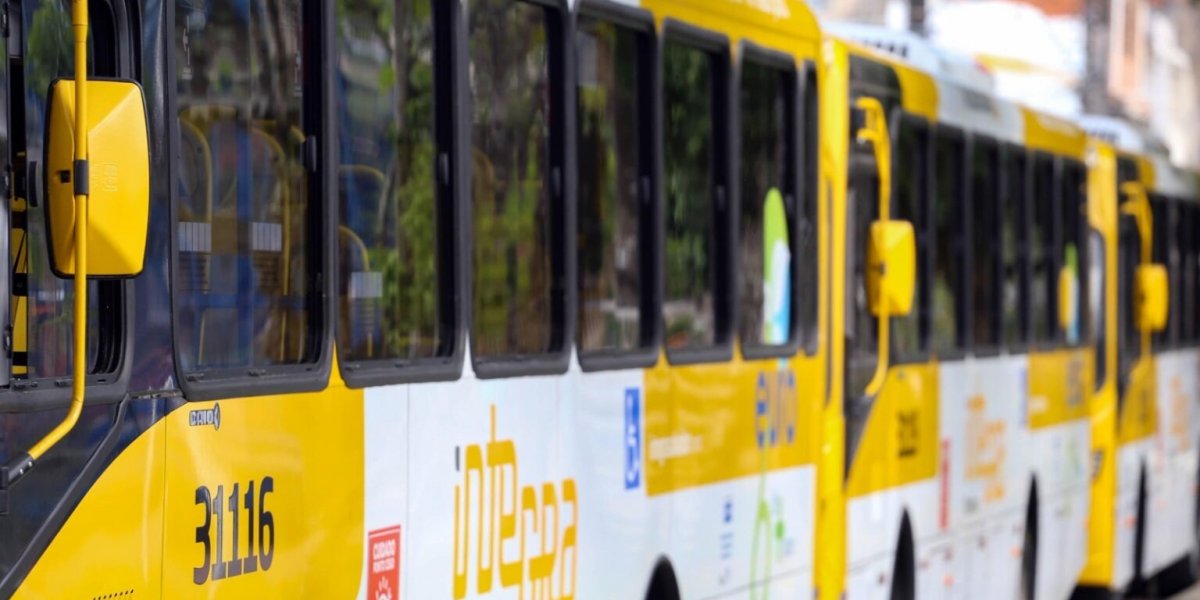 Ônibus voltam a circular na localidade de Paripe após interdição por cratera