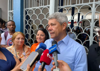 Jerônimo anuncia investimento de R$ 1,2 bilhão na Educação