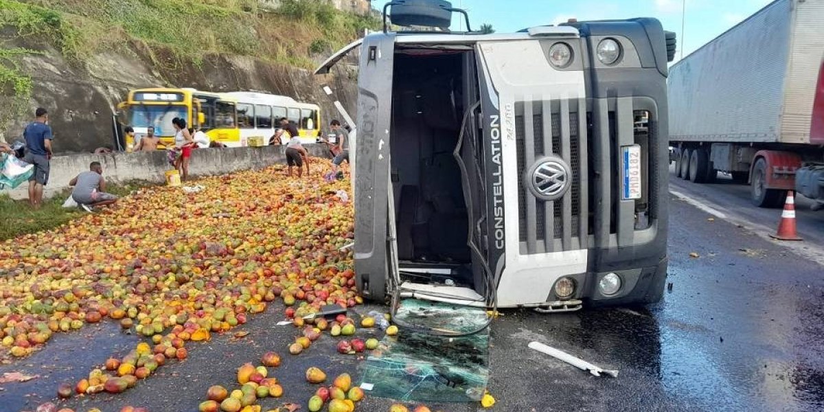 Caminhão de frutas tomba na BR-324 nesta quinta-feira (26)