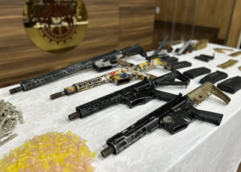 Forças policiais desarticulam grupo e apreendem 64º fuzil em 2024