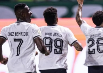 Mulher é presa após tentar extorquir R$ 20 mil de atacante do Botafogo