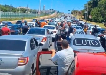 “Uber não quer morrer”: Motoristas de aplicativo protestam após colega ser morto em assalto em Salvador