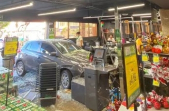 Carro invade supermercado na Pituba e funcionária fica ferida