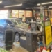 Carro invade supermercado na Pituba e funcionária fica ferida
