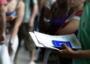 IBGE: Taxa de desemprego recua e fecha trimestre de abril em 6,6%