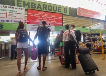 Rodoviária cheia: tem gente indo para o interior de surpresa visitar a família