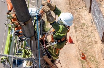 Coelba remove 44 toneladas de cabos irregulares de telefonia em Salvador