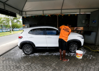 Trabalhadores de lava jato relatam prejuízo de 50% na diária por falta de água: ‘Não conseguimos fazer dinheiro’