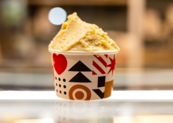 Loja oferece sorvete grátis em comemoração a aniversário de 10 anos