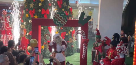 Papai Noel já chega a Salvador e encanta crianças em Shopping