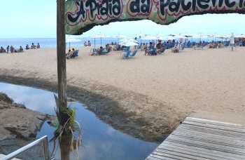 Chuvas cessam e baianos aproveitam domingo na praia: cuidado com o mar impróprio