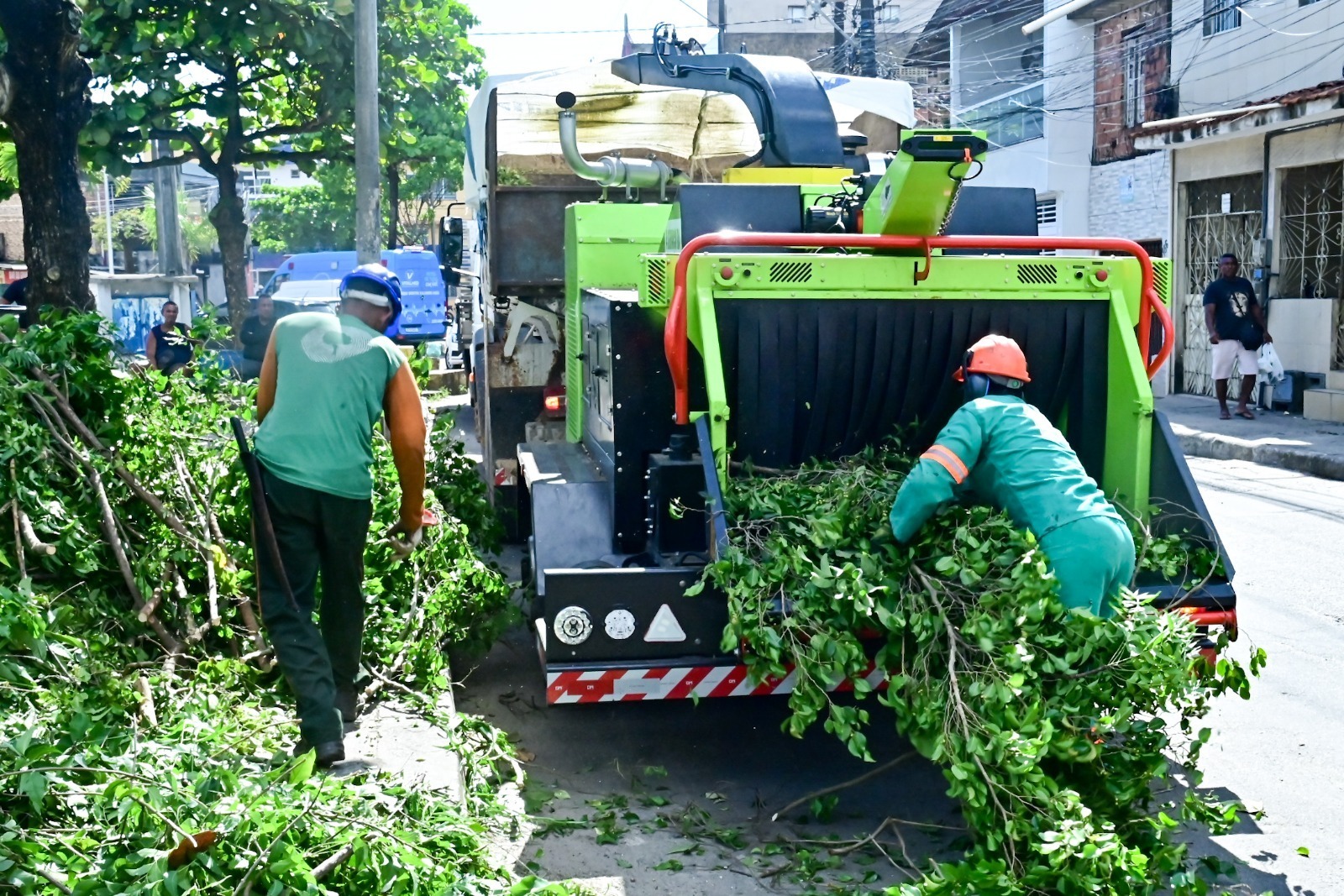 Salvador conta com primeira máquina trituradora de podas para reciclagem orgânica