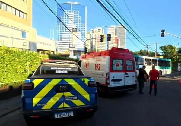 Colisão entre moto e ônibus deixa mototaxista morto e passageira ferida na Pituba