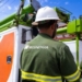 Neoenergia Coelba remove cabos irregulares de telefonia e internet em Salvador