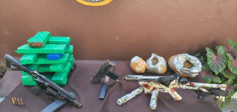 RONDESP apreende fuzil, submetralhadoras e drogas em Itapuã