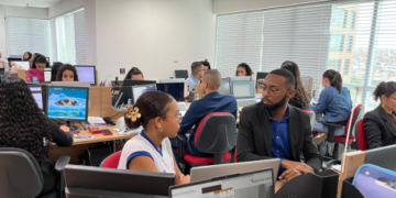 Sombra por um Dia conecta jovens ao mercado de trabalho e já soma mais de 300 participantes na Bahia