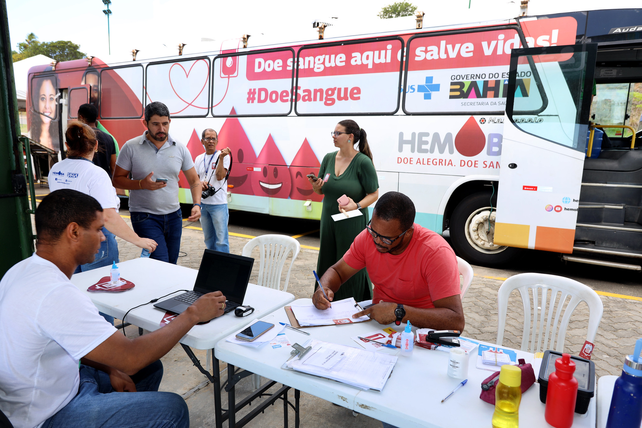 Unidade móvel da Hemoba participa de ação solidária promovida pelo cantor Buja Ferreira