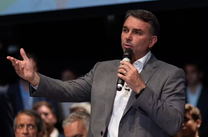 Flávio Bolsonaro muda de posição e anuncia voto favorável ao fim da escala 6×1